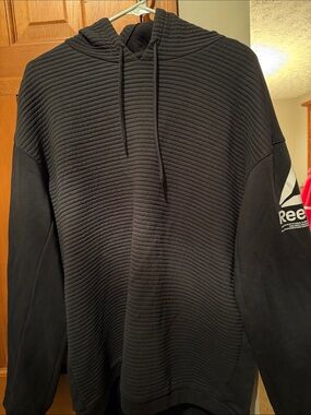 Reebok Black Quilted-Texture Pullover Hoodie with Logo Sleeve